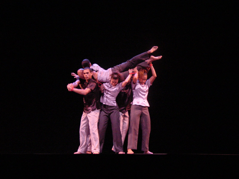 Integrantes de DanzAbierta interpretando Chorus Perpetuus en escena