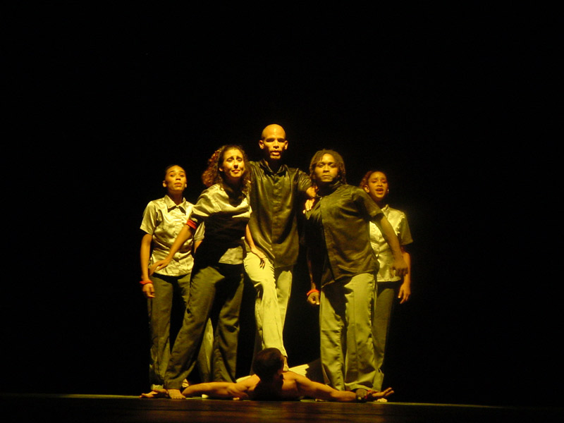 Integrantes de DanzAbierta interpretando Chorus Perpetuus en escena