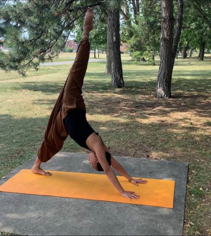 Instructrice de MoMo Danse et Yoga pratiquant le yoga dans un parc