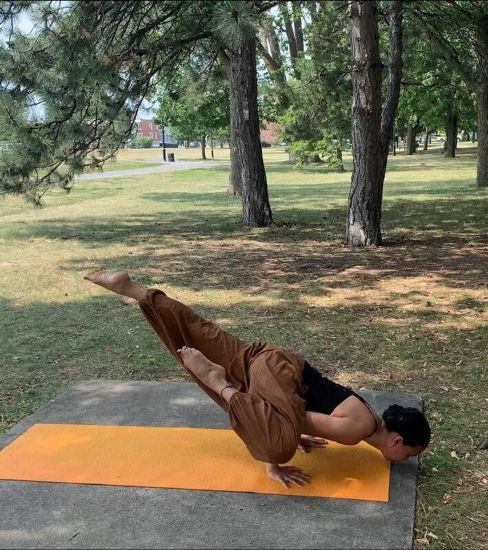 Instructrice de MoMo Danse et Yoga réalisant une posture d’équilibre
